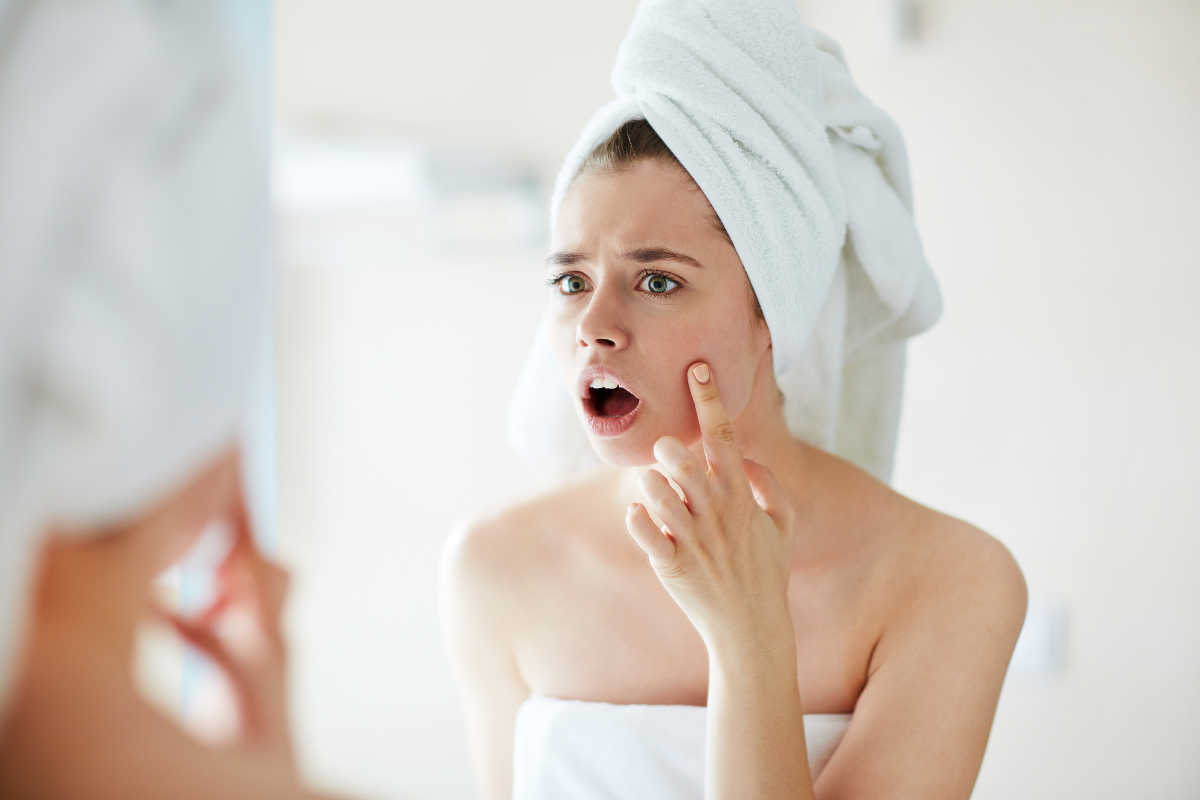 Face au miroir, les boutons d'acné apparaissent au grand jour. Comment traiter ces fameux boutons qui s'enkistent et nuisent à notre aspect physique. Il existe des astuces oour préserver la peau et éviter les complications esthétiques.